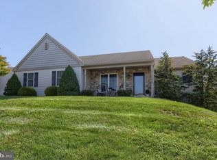 858 Water Edge Ct, Lebanon, PA 17046