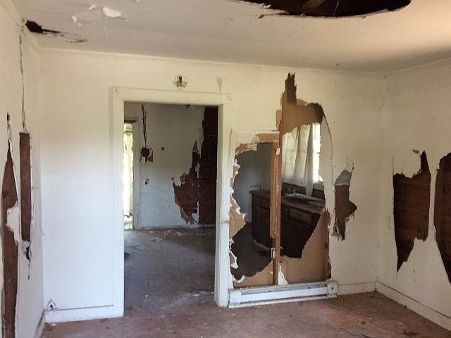 2nd image of 2902 Chambers Rd