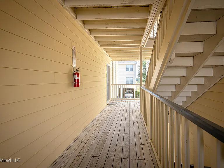 2421 Beachview Dr — Photo 31