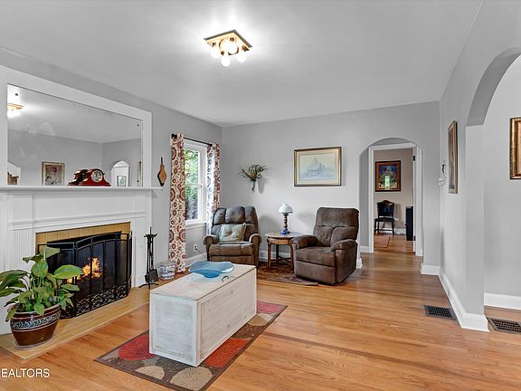 4th image of 3322 Bellevue St