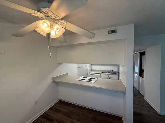 5th image of 108 Columbia Dr #B12