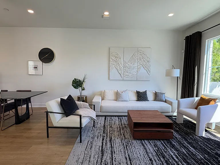 211 Paramount — Photo 2