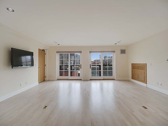 3rd image of 567 Vallejo St #401