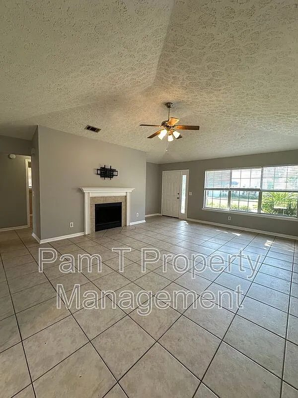 3 bed, 2.0 bath, 1417 sqft, $2,495 — Photo 4