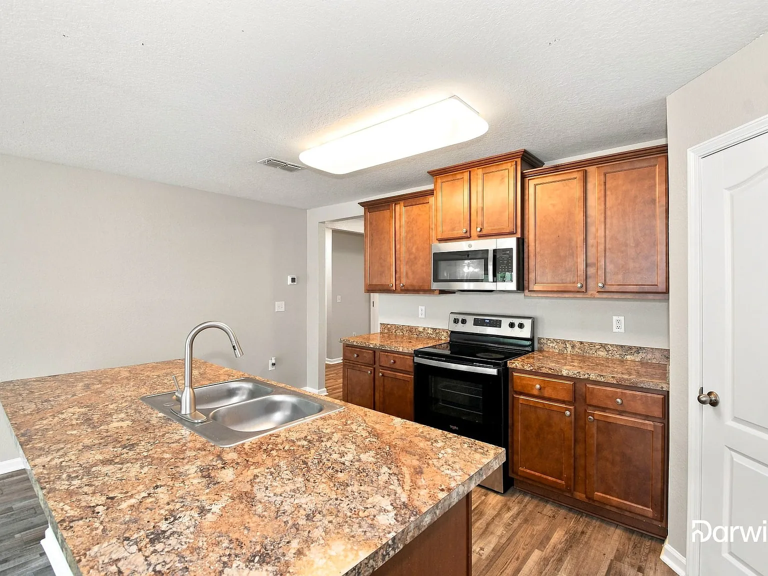 4 bed, 2.0 bath, 1861 sqft, $2,015 — Photo 2