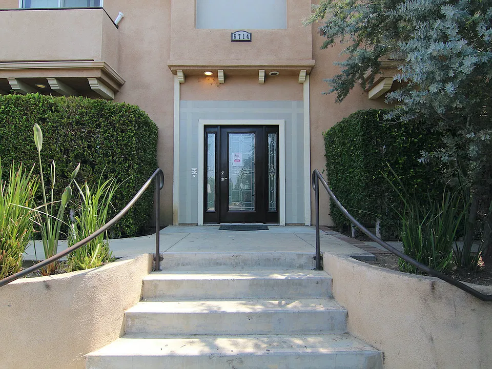 6714 Balboa Blvd #1