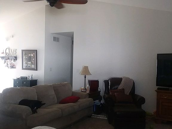 Great room w/vaulted ceiling