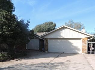 1305 Smoking Tree St, Moore, OK 73160