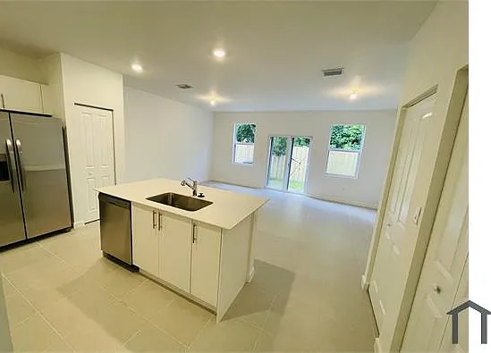 110 NW 10th Pl — Photo 11