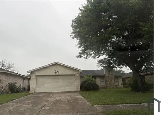 2302 Treadslow Ln — Photo 1