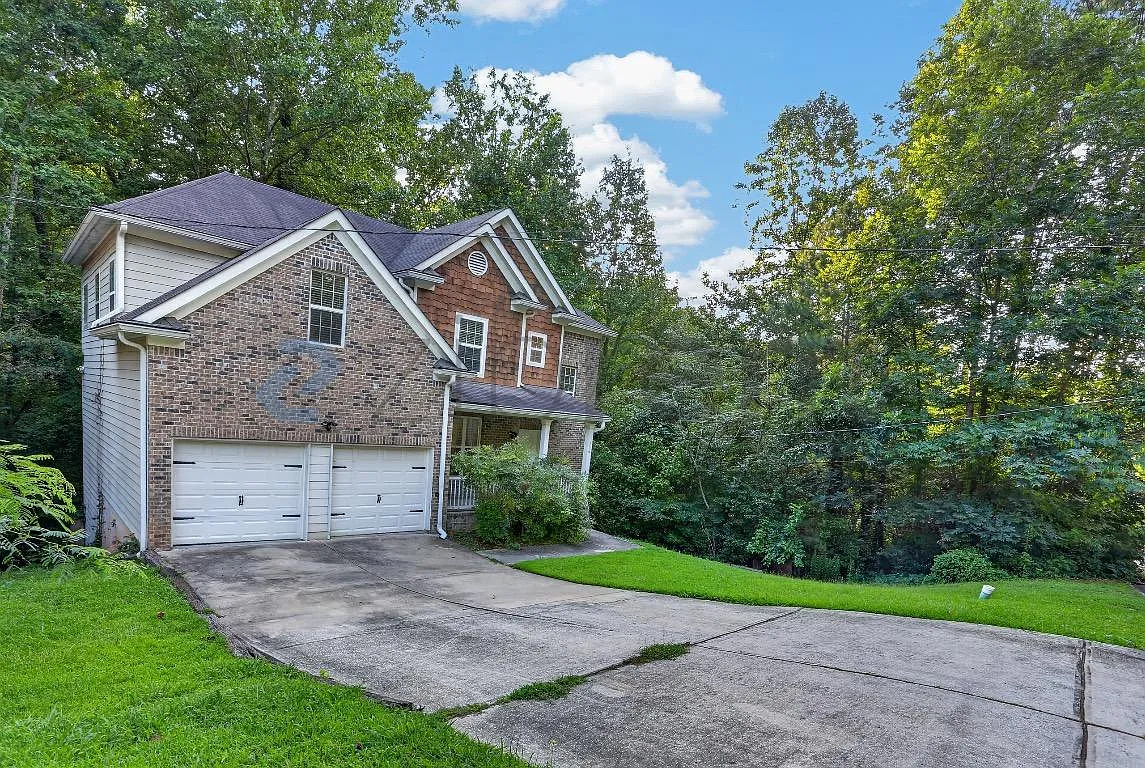 5 bed, 2500 sqft, $2,500 — Photo 2