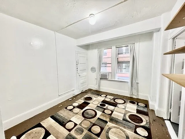 31 Thacher St #5R — Photo 3