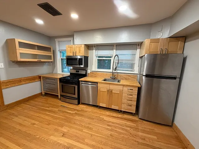 1901 W Belle Plaine Ave #1F — Photo 2