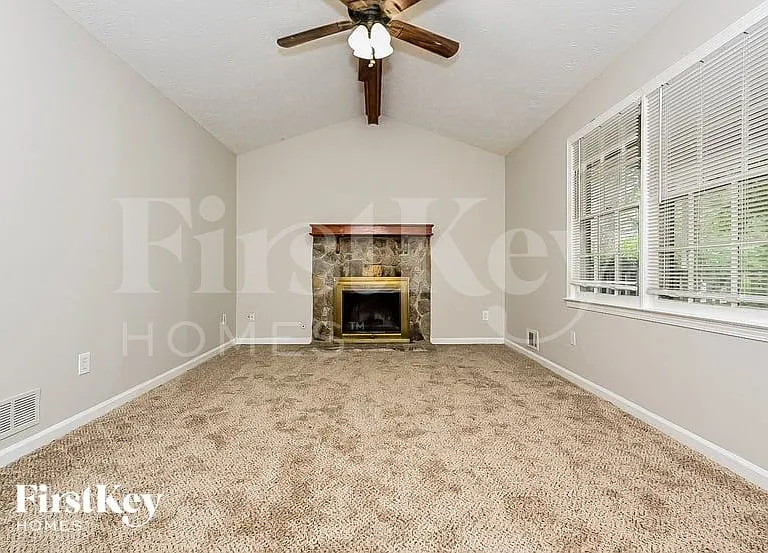 1247 Mountain Dr NE — Photo 3