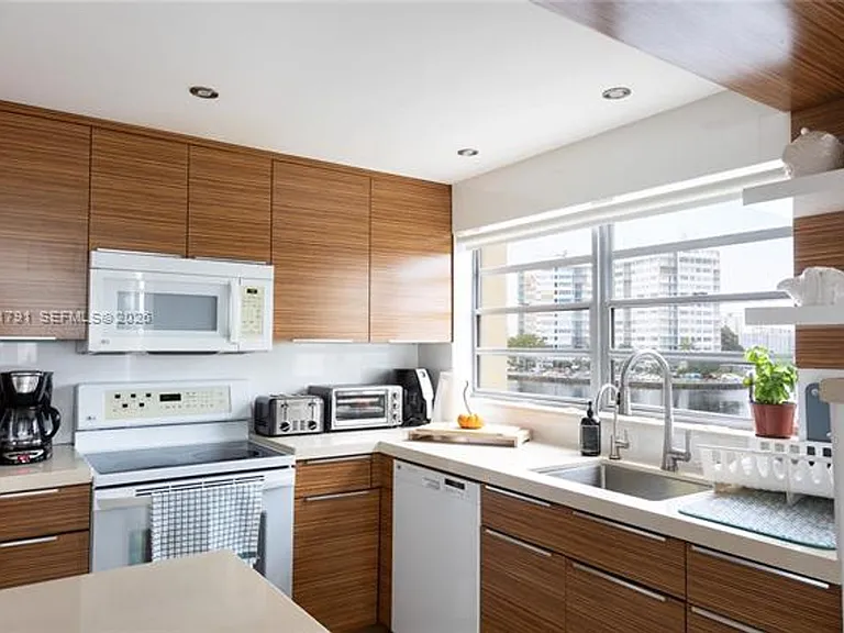 1817 S Ocean Dr #CU-320 — Photo 1