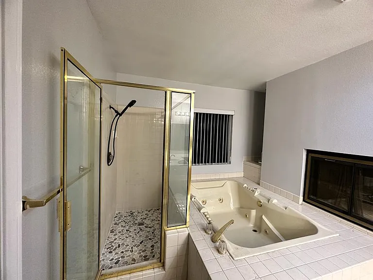 1225 W 19th St — Photo 10
