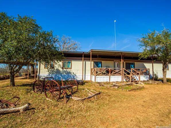 762 CR 108, Floresville, TX 78114