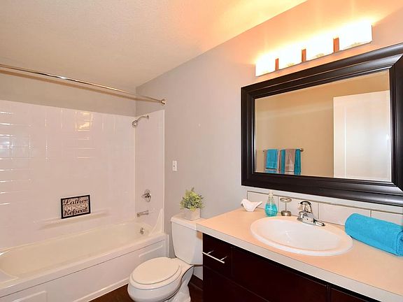 Bathroom - 2 bedroom - 896 sq ft floorplan - Chocolate Color Scheme