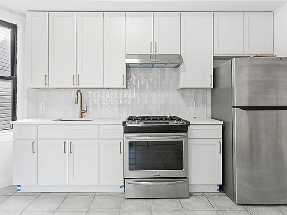 2nd image of 221 Ridge St APT 1