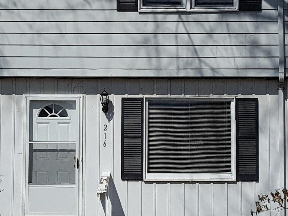 1st image of 216 Roberts St