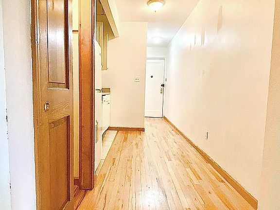 3rd image of 313 W 105th St APT 2c