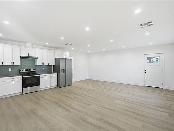 2nd image of 14014 1/2 Hubbard St