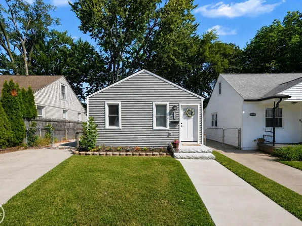 20925 Ridgemont Rd, Harper Woods, MI 48225