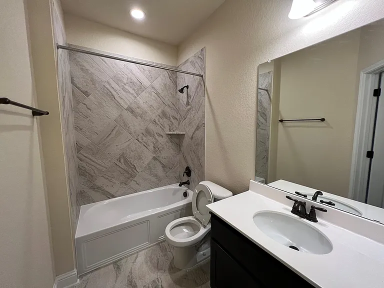 704 Falkland Trce — Photo 16