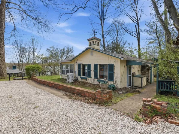 8110 Lakewood Dr, Unionville, IN 47468