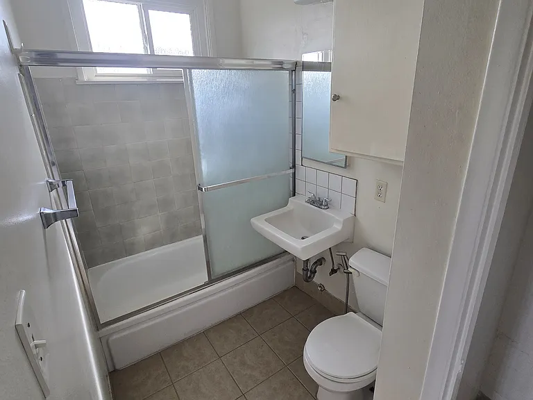1818 W Victory Blvd #D — Photo 5