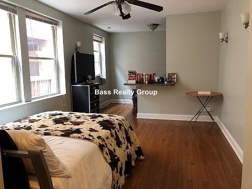 1st image of 1369 W Greenleaf Ave #205