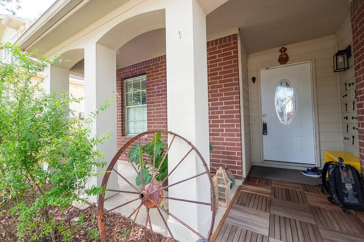 3 bed, 2.5 bath, 2352 sqft, $2,200 — Photo 4
