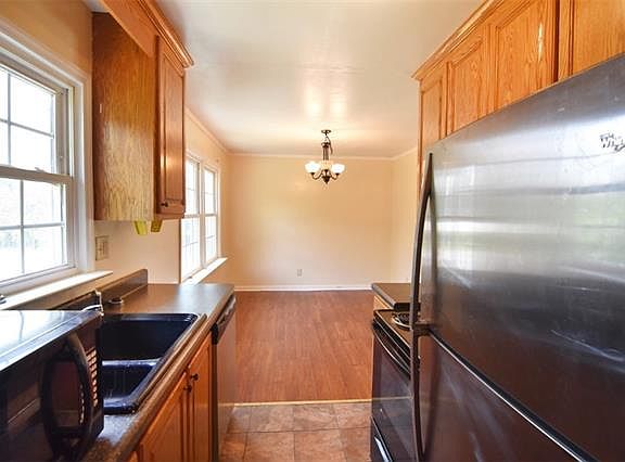 3rd image of 601 E Saunders Ave