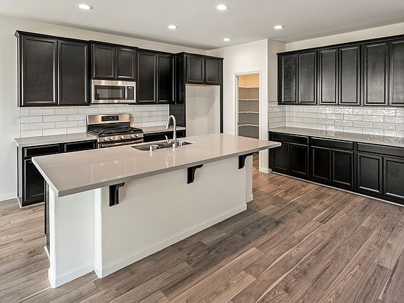 Kitchen with large island
