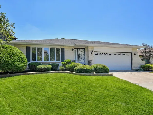 1071 Robey Ave, Downers Grove, IL 60516