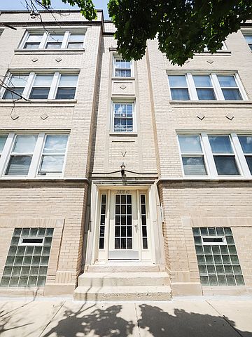 1st image of 2840 W Glenlake Ave #2