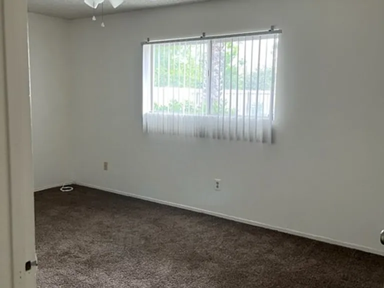 25380 Park Ave — Photo 15