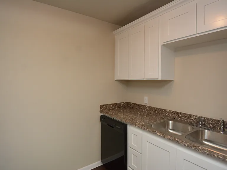 Woodlawn Apartments — Photo 21
