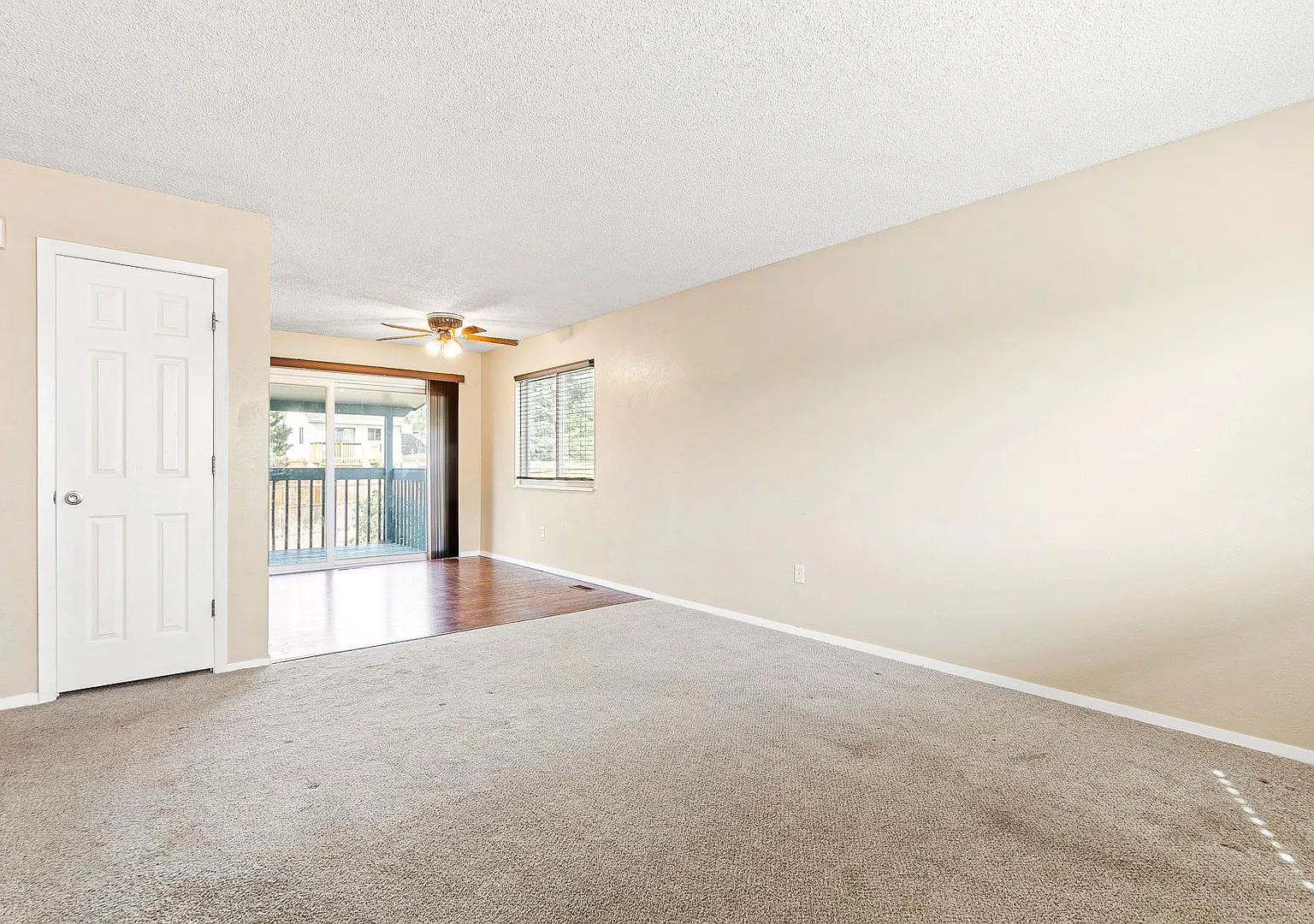 Half Duplex Near Downtown Castle Rock With Huge Yard And Garage! — Photo 4