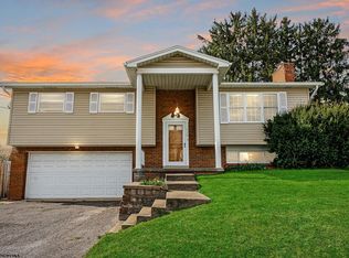 1369 Riddle Ave, Morgantown, WV 26505