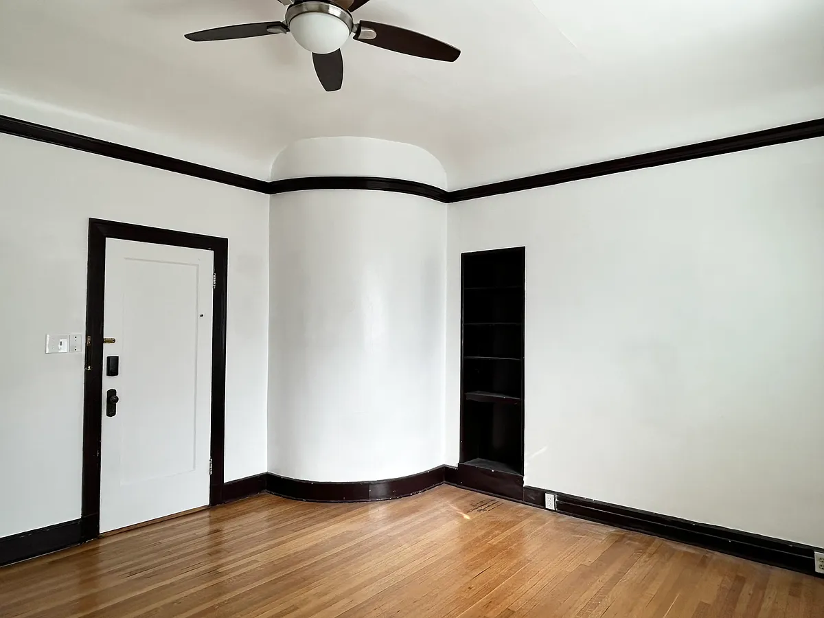Building Photo - 305 E 3rd Ave #7