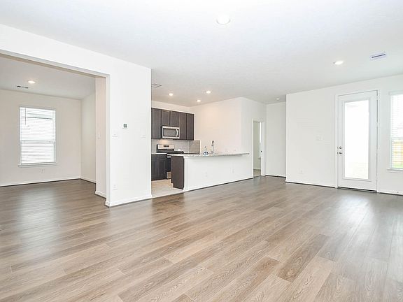 3rd image of 25230 Benroe St