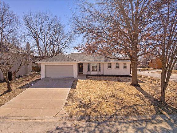 3rd image of 1001 E Piatt Ln