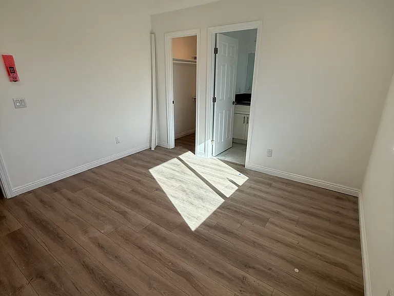 562 E Myrtle Ave — Photo 7