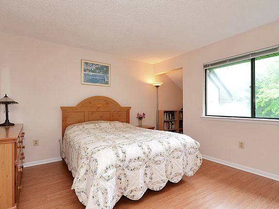 4th image of 308 Hampshire Dr