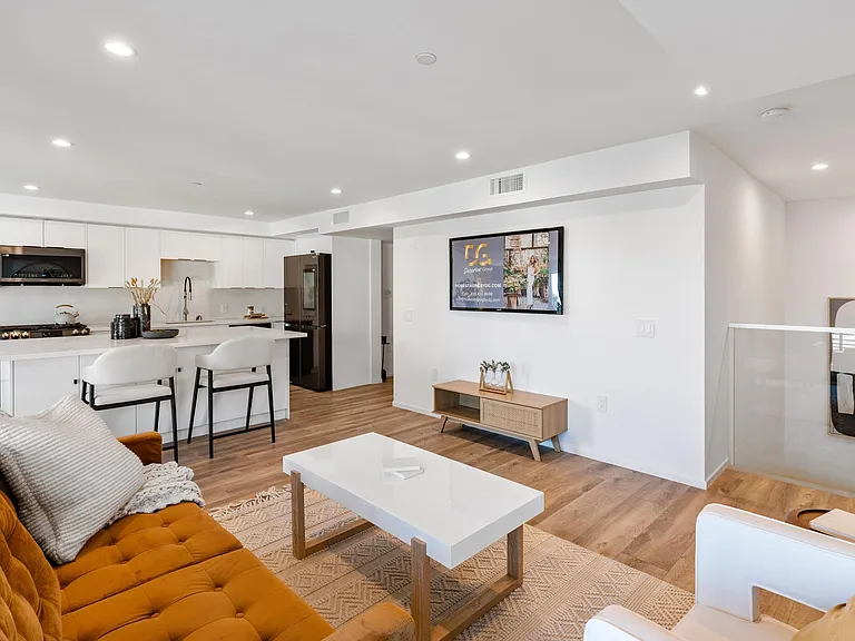 916 Westbourne Dr #407 — Photo 3