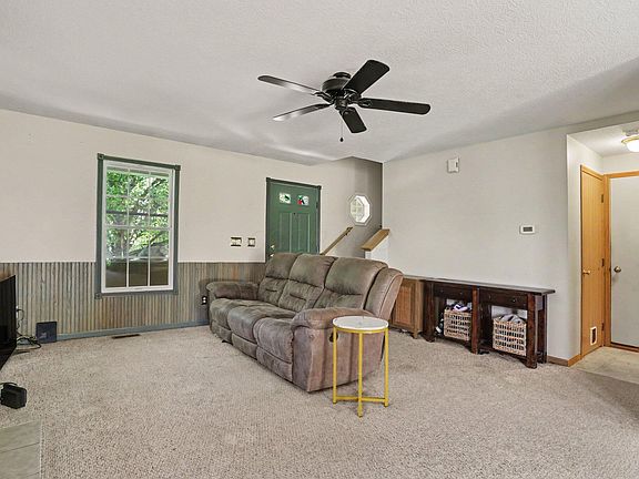 5th image of 377 Cobblestone Dr