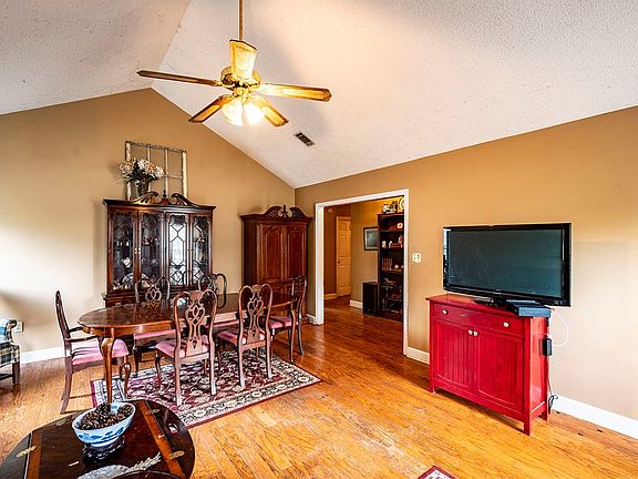 3rd image of 132 Maggie Ct