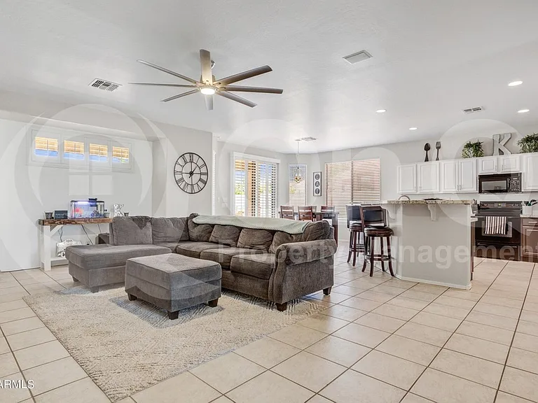 1674 E Aloe Pl — Photo 4