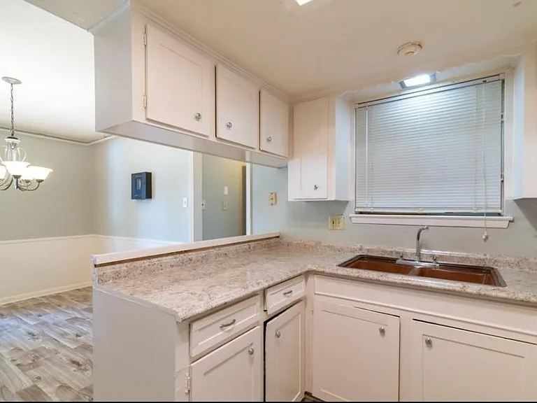 7621 Gleason Rd — Photo 15